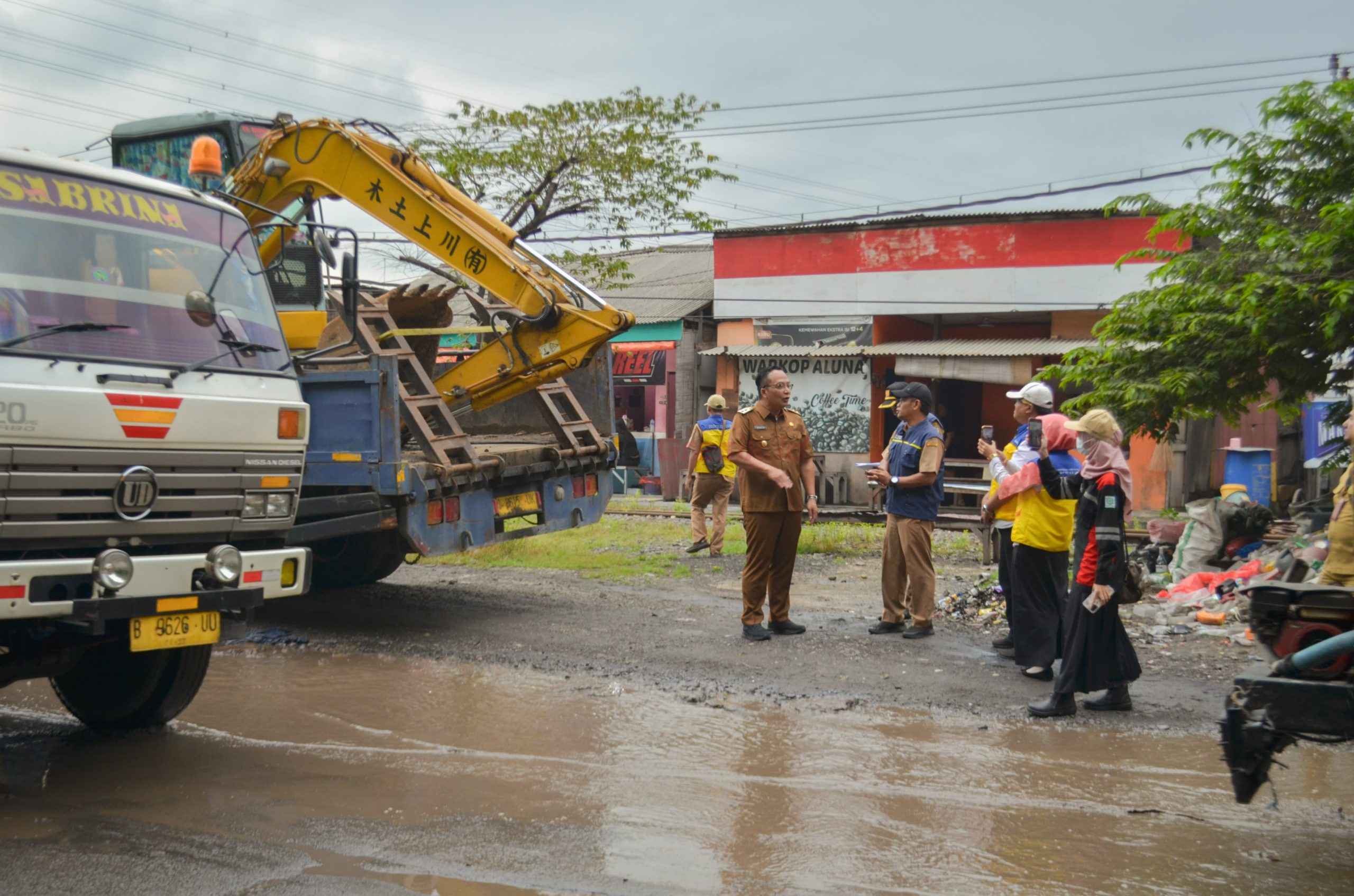 akil Bupati Gresik dr. Asluchul Alif melakukan inspeksi mendadak (sidak) jalan rusak di Jalan Kapten Darmo Sugondo Kelurahan Sidokumpul, Kecamatan/Kabupaten Gresik, Senin (24/2/2025).