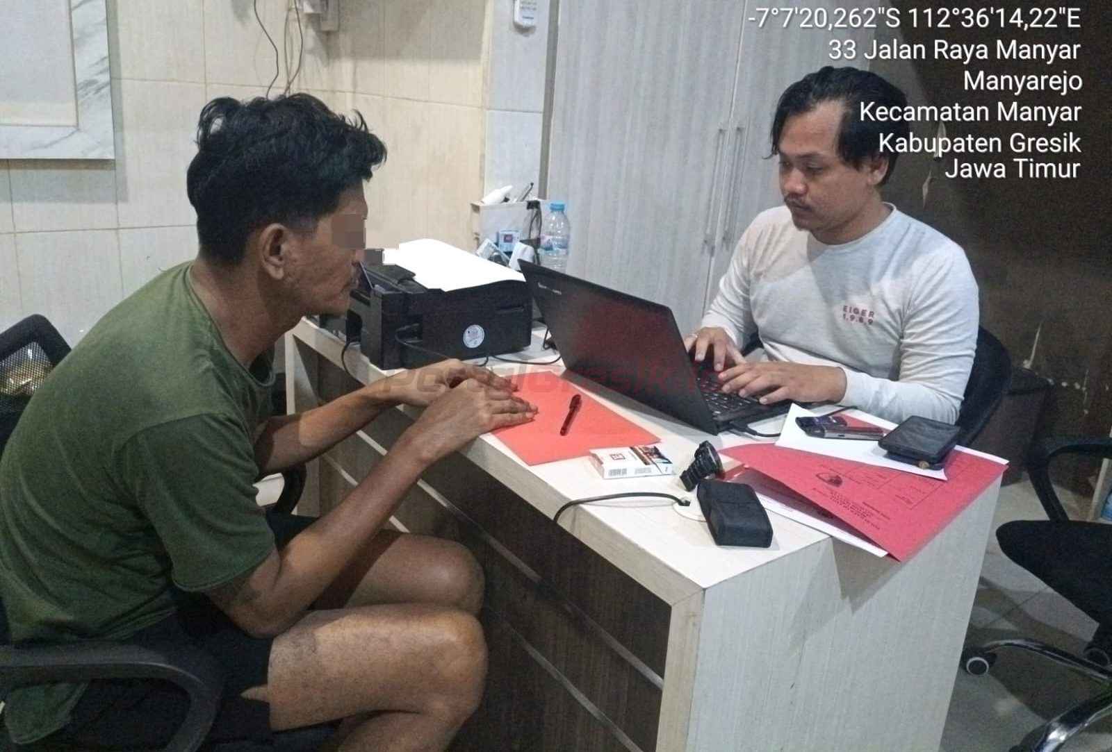 DCC pelaku pencurian di sebuah rumah di Perumahan GKB, Desa Yosowilangun, Kecamatan Manyar Gresik saat diamankan Unit Reskrim Polsek Manyar Polres Gresik