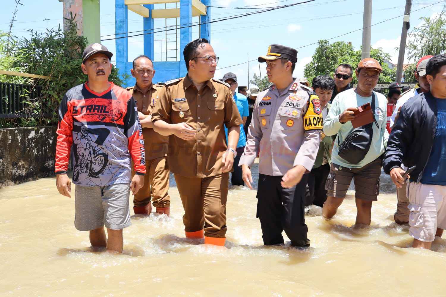 Wakil Bupati Gresik Asluchul Alif, bersama Kapolres Gresik, AKBP Rovan Richard Mahenu, meninjau lokasi banjir dan menyerahkan bantuan paket sembako kepada warga terdampak akibat luapan Kali Lamong, Selasa (25/2/2025).