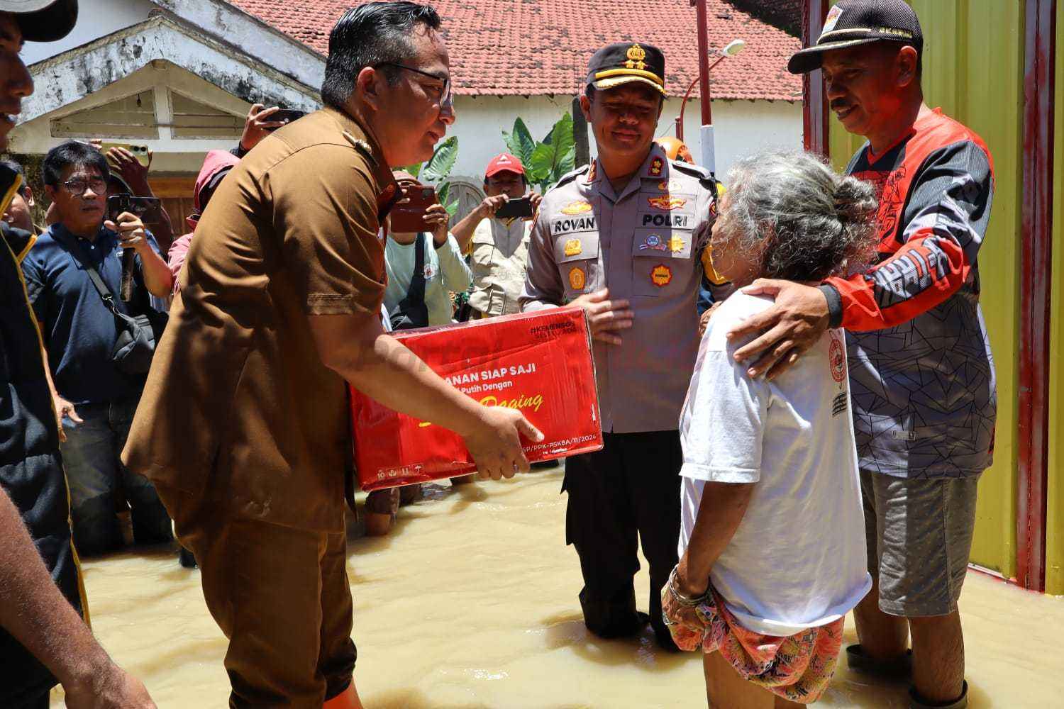 Wakil Bupati Gresik Asluchul Alif, bersama Kapolres Gresik, AKBP Rovan Richard Mahenu, meninjau lokasi banjir dan menyerahkan bantuan paket sembako kepada warga terdampak akibat luapan Kali Lamong, Selasa (25/2/2025).