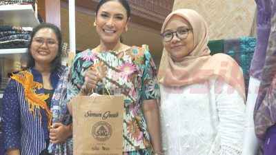 Istri Menteri UMKM RI, Tina Astari Maman Abdurrahman (tengah) membeli batik lasem Rembang di stan Rumah BUMN SIG pada pameran INACRAFT 2025, 5 Februari 2025 lalu, di Jakarta International Convention Center.