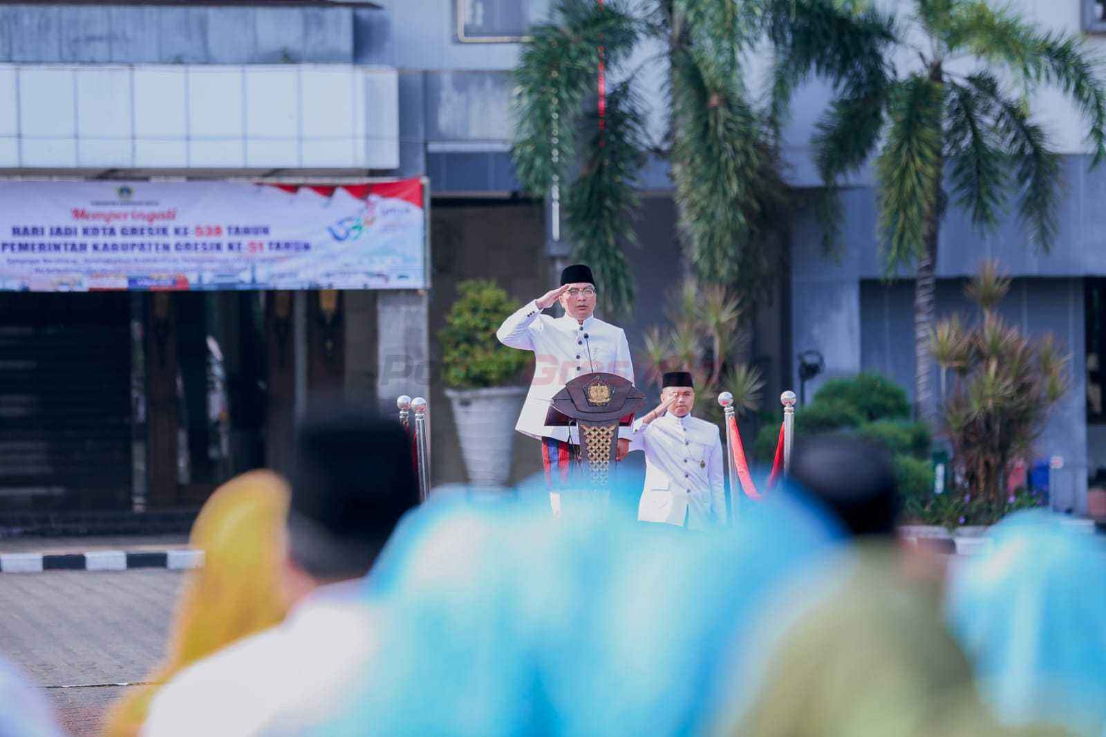 Wakil Bupati Gresik Asluchul Alif saat upacara peringatan Hari Jadi ke-538 Kabupaten Gresik dan Hari Ulang Tahun ke-51 Pemerintah Kabupaten Gresik di Halaman Pemkab Gresik di Halaman Kantor Bupati, Rabu (26/2/2025).