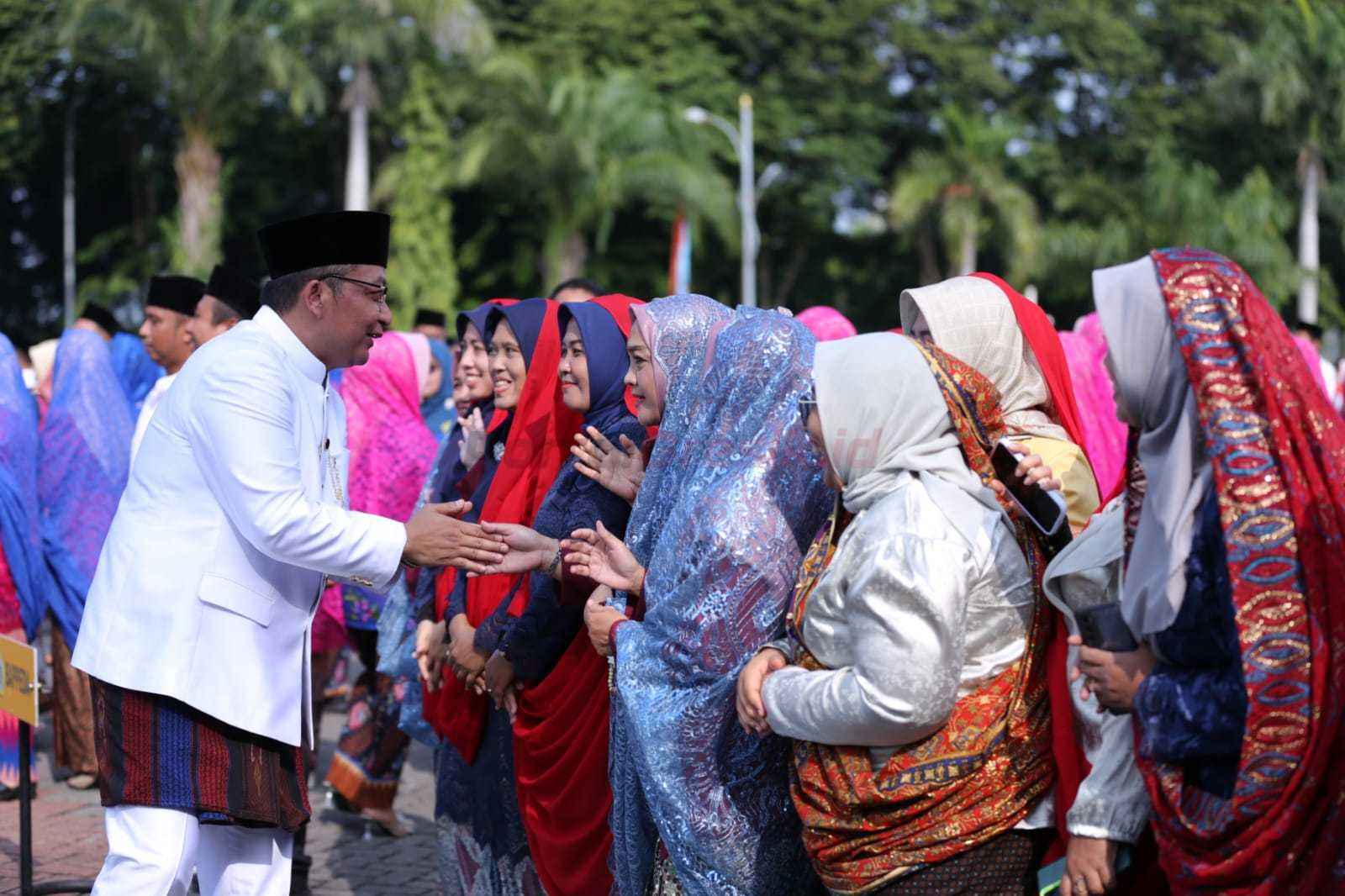 Wakil Bupati Gresik Asluchul Alif saat upacara peringatan Hari Jadi ke-538 Kabupaten Gresik dan Hari Ulang Tahun ke-51 Pemerintah Kabupaten Gresik di Halaman Pemkab Gresik di Halaman Kantor Bupati, Rabu (26/2/2025).