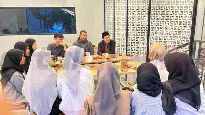 Anggota DPRD Kabupaten Gresik, Muhammad Kurdi saat melakukan diskusi dengan Mahasiswa