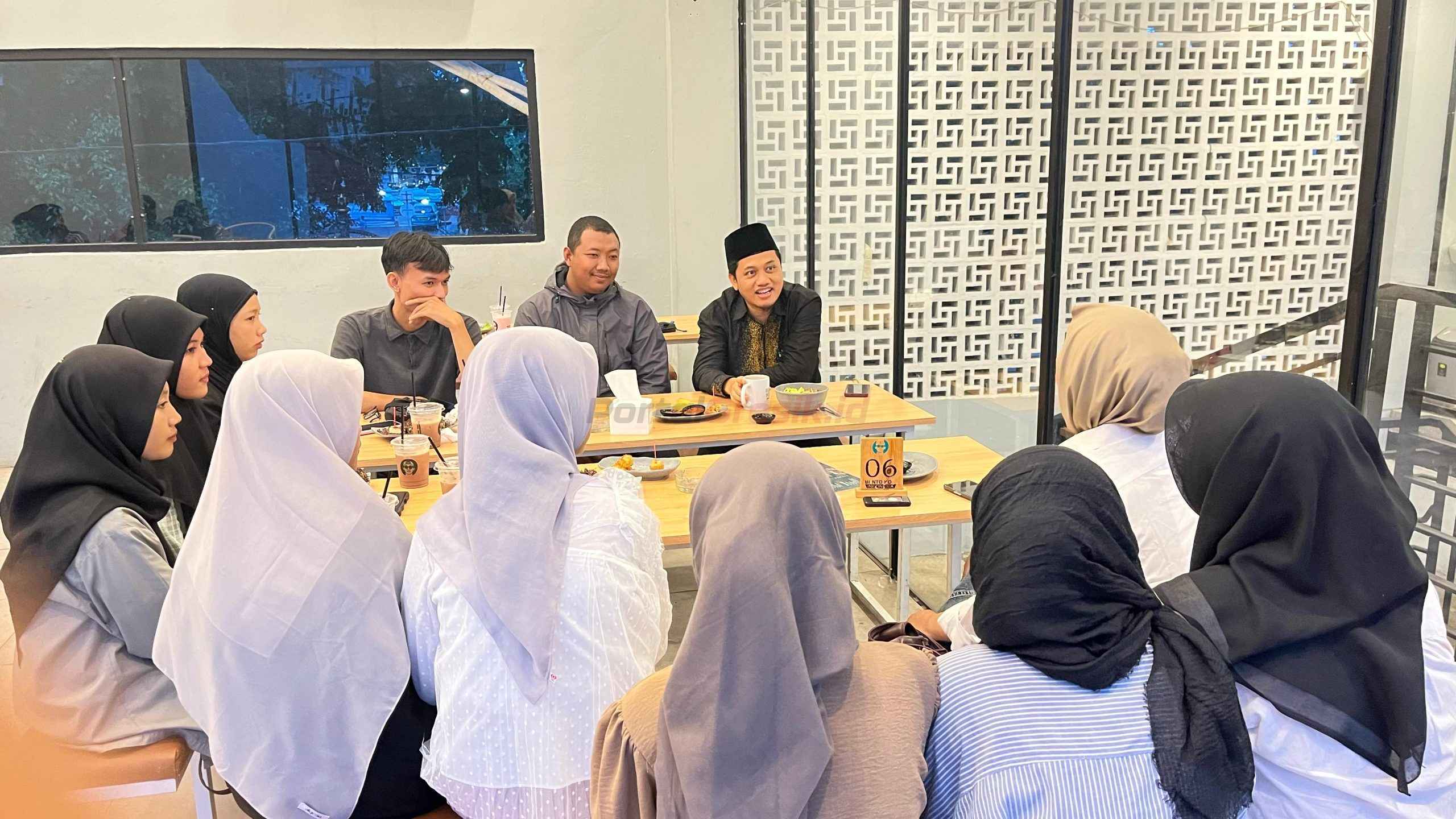 Anggota DPRD Kabupaten Gresik, Muhammad Kurdi saat melakukan diskusi dengan Mahasiswa