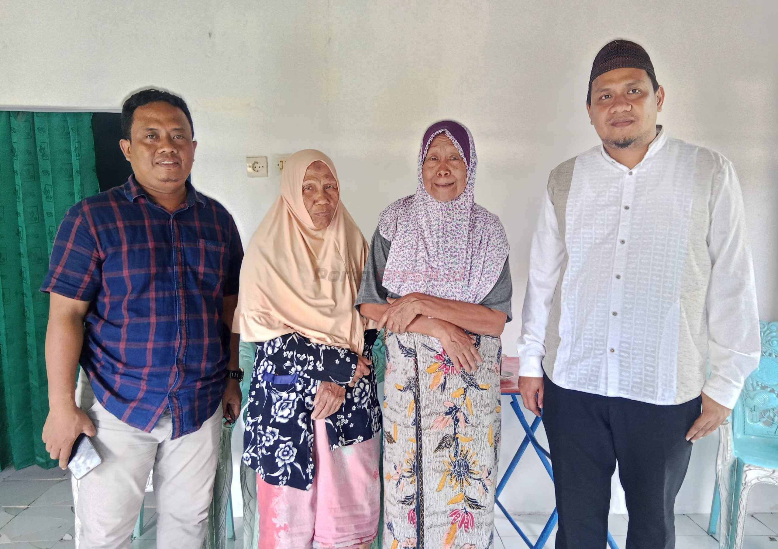Kepala Desa Kalirejo Syaiful Arif dan Perangkat Desa bersama Mbah Karomah dan Mbah Maisyaroh