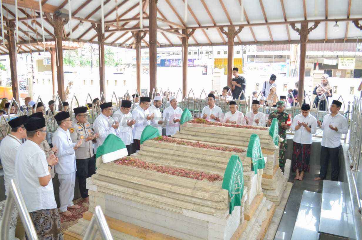 Wabup Gresik Asluchul Alif bersama jajaran Forkopimda serta pimpinan Organisasi Perangkat Daerah melaksanakan ziarah wali, Rabu (26/2/2025).