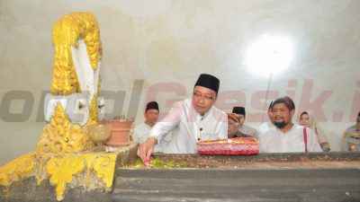 Dalam Rangka Memperingati HUT Pemkab Gresik ke-51 dan Hari Jadi Kota Gresik ke-538, Wabup Asluchul Alif Pimpin Ziarah Wali