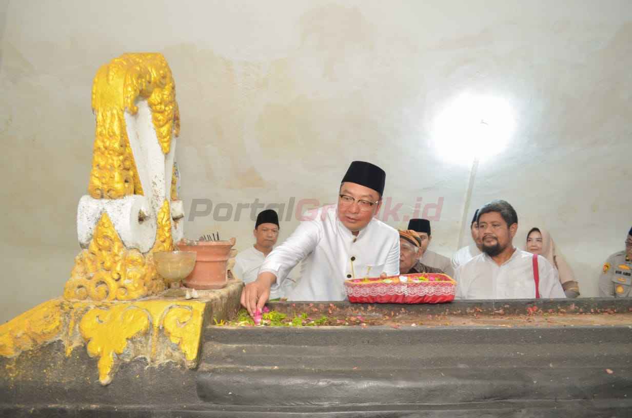 Wabup Gresik Asluchul Alif bersama jajaran Forkopimda serta pimpinan Organisasi Perangkat Daerah melaksanakan ziarah wali, Rabu (26/2/2025).