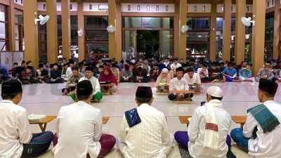 Ananda Achmad Fauzan Muttaqien santri kelas IX Madrasah Tsanawiyah mencatatkan diri sebagai Hafidh Ke-71 di PP Refah Islami.