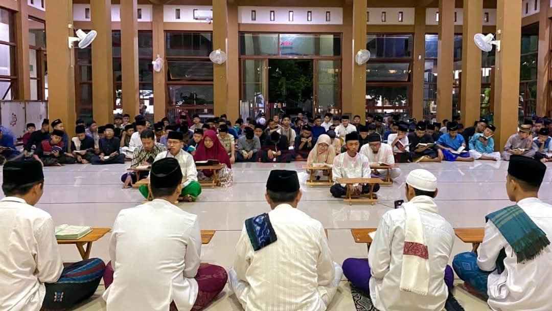 Ananda Achmad Fauzan Muttaqien santri kelas IX Madrasah Tsanawiyah mencatatkan diri sebagai Hafidh Ke-71 di PP Refah Islami.