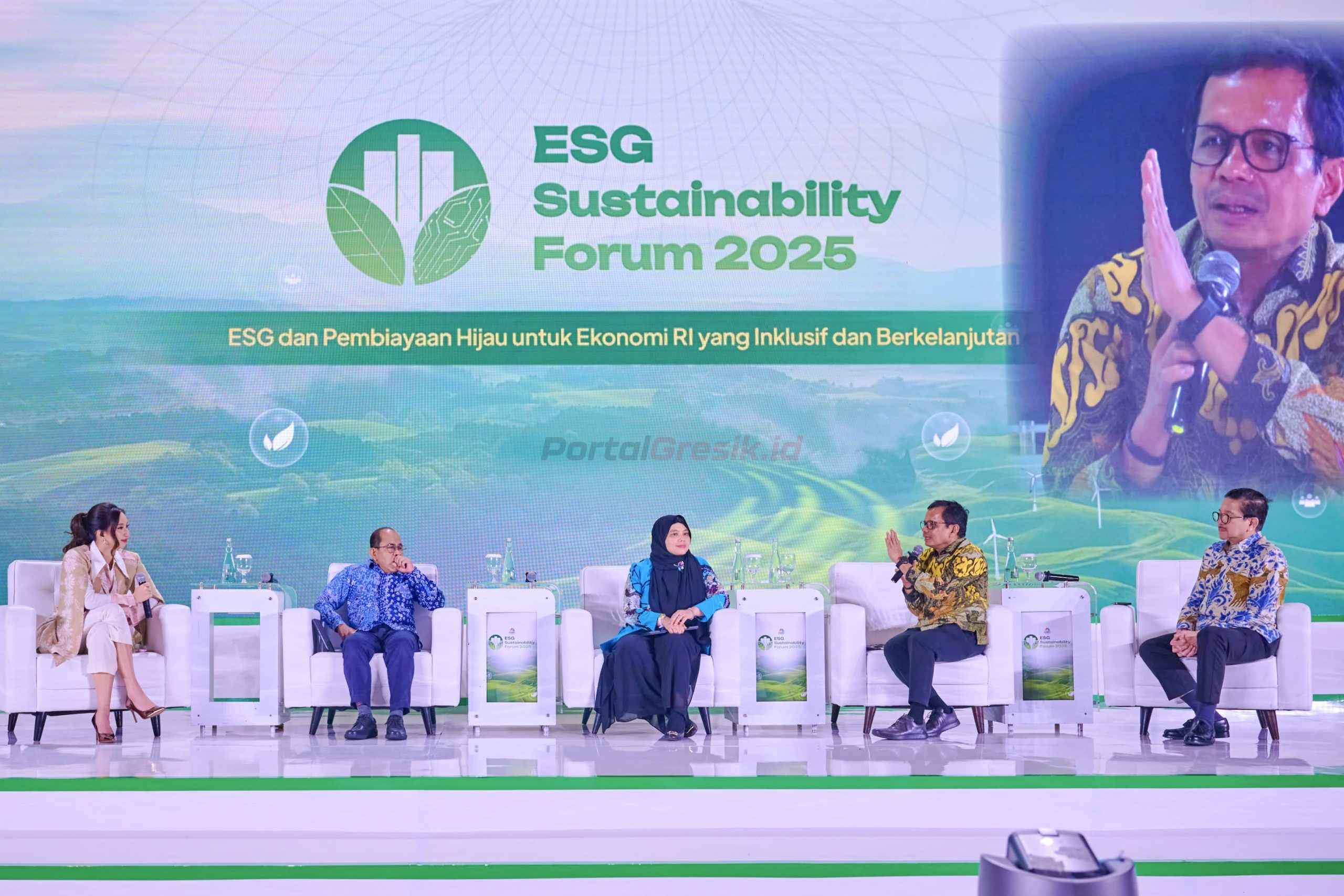 Direktur Utama SIG, Donny Arsal (kedua kanan) menyampaikan paparan pada acara ESG Sustainability Forum 2025 yang diselenggarakan oleh CNBC Indonesia di Menara Bank Mega, Jakarta, pada Jumat (31/1/2025)