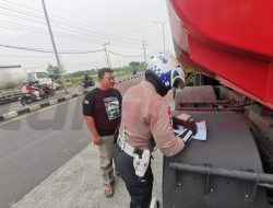 Kapolres Gresik Tegaskan Larangan Truk Melintas saat Jam Operasional dan Truk Muat MBLB Wajib Ditutup Terpal