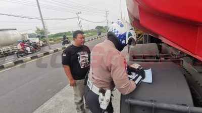Kapolres Gresik Tegaskan Larangan Truk Melintas saat Jam Operasional dan Truk Muat MBLB Wajib Ditutup Terpal