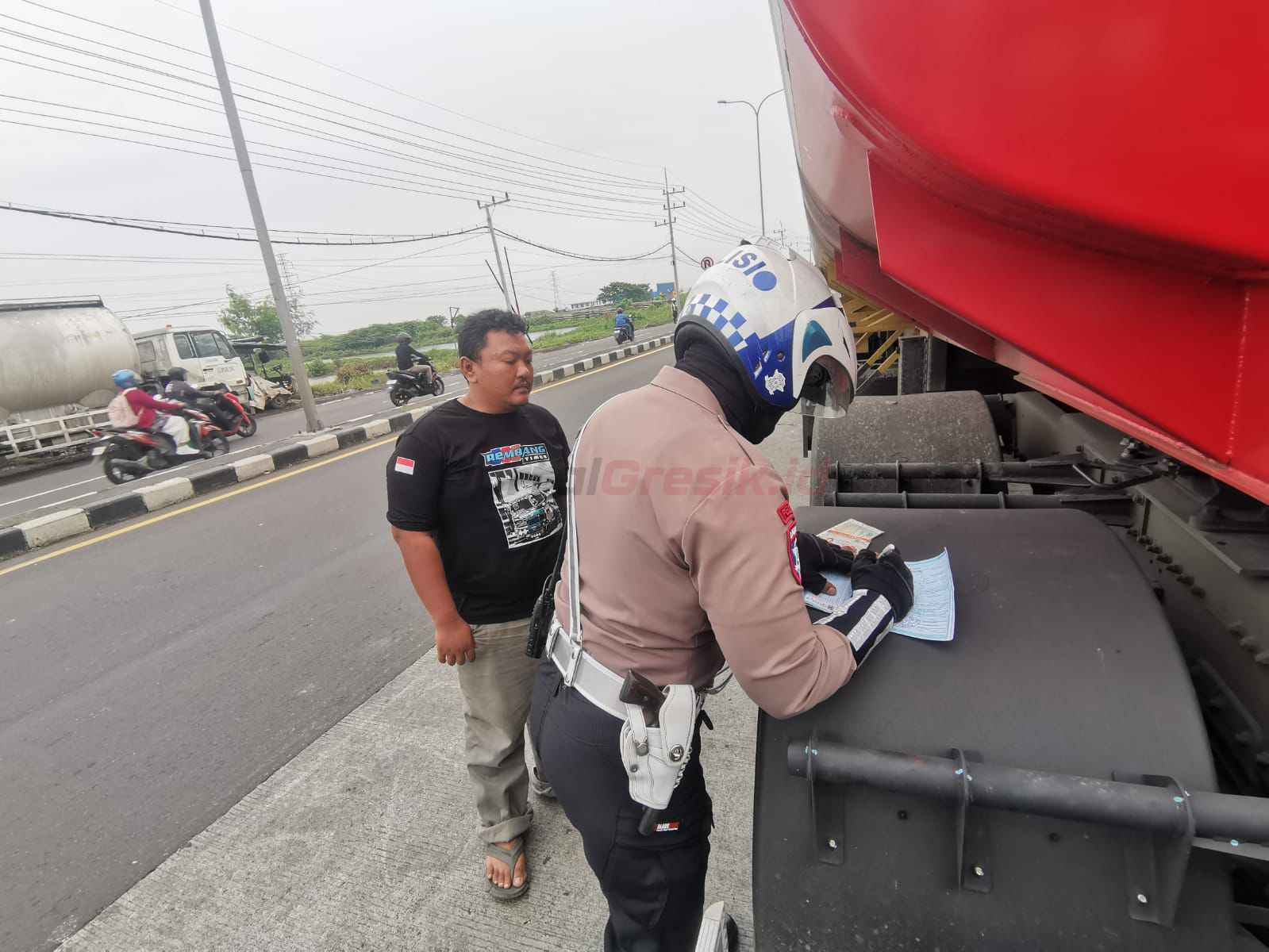 penindakan truk yang melanggar jam operasional dan truk yang tidak memasang terpal