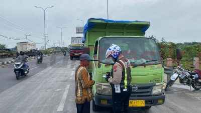 Operasi ini berlangsung di dua lokasi strategis, yakni di depan SPBU Banyuwangi dan Exit Tol Cerme, Gresik, pada Selasa (04/02/2025).