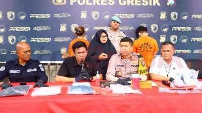 konferensi pers terkait pengungkapan kasus pornografi yang terjadi di wilayah hukumnya. Bertempat di depan lobi Mapolres Gresik, Rabu (05/02/2025)