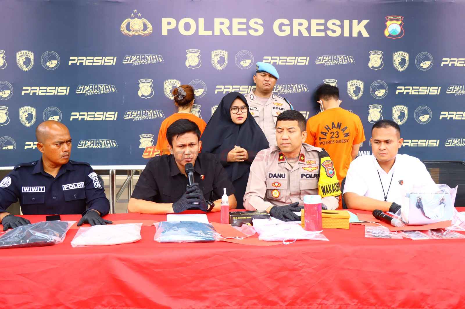 konferensi pers terkait pengungkapan kasus pornografi yang terjadi di wilayah hukumnya. Bertempat di depan lobi Mapolres Gresik, Rabu (05/02/2025)
