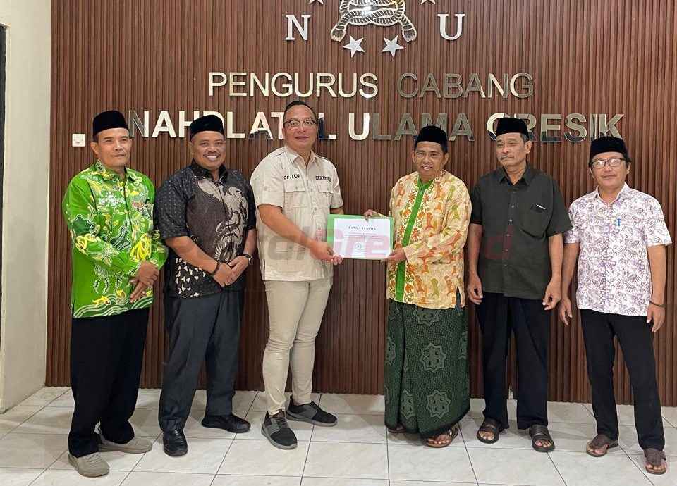 Wakil Bupati (Wabup) terpilih dr. Asluchul Alif melakukan silaturahmi dan memberikan bantuan lemari loker ke Pengurus Cabang Nahdlatul Ulama (PCNU), Kamis (6/2/2025).