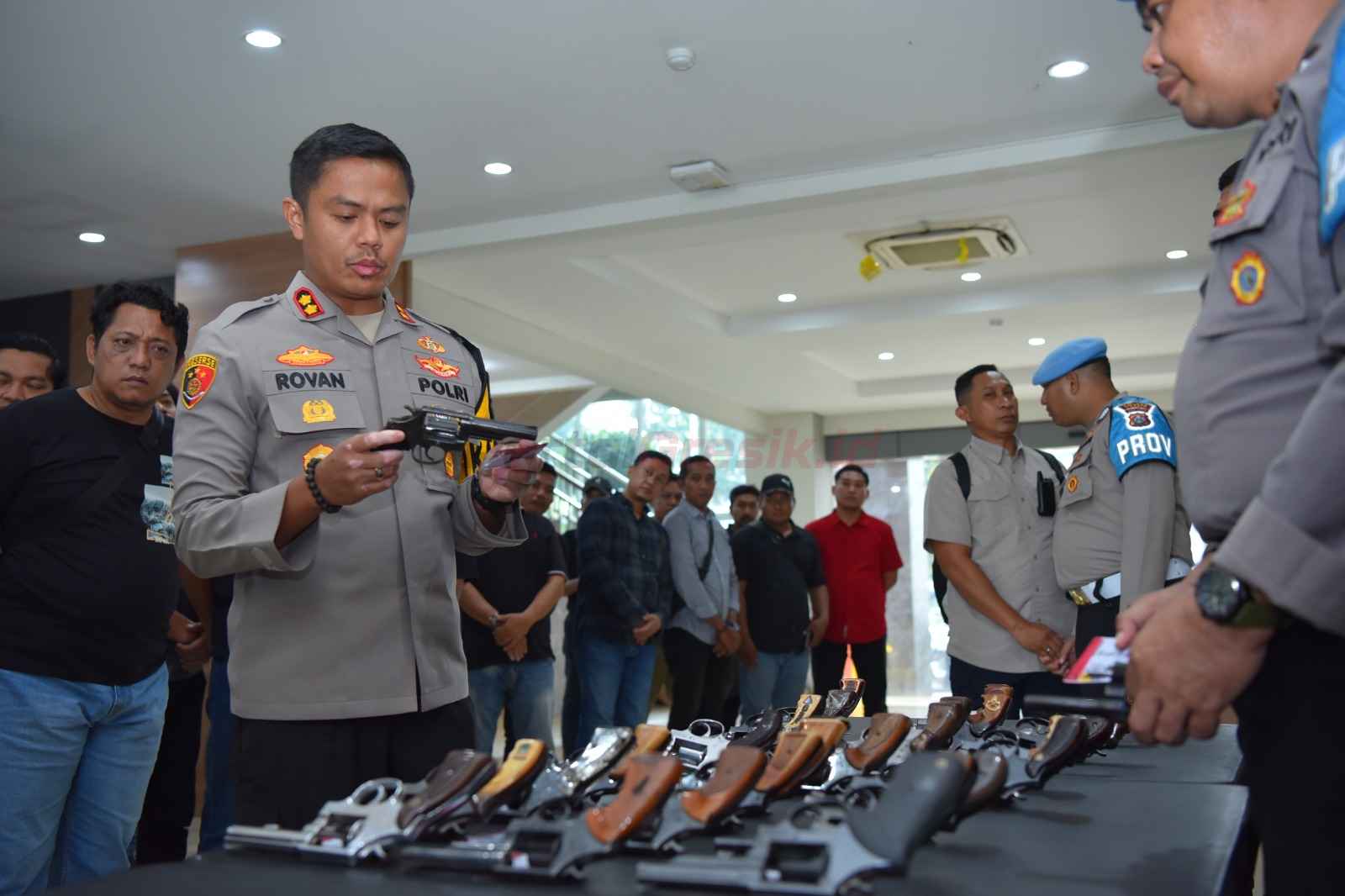 menggelar pemeriksaan senjata api di lobi Gedung utama Polres Gresik, Kamis (06/02/2025).