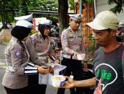 Kepedulian Satlantas Polres Gresik Kepada Warga melalui Jumat Berkah