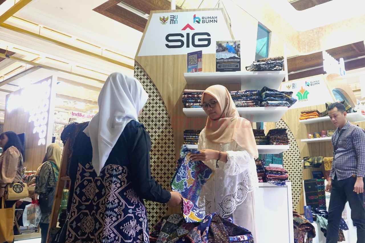 Tim Rumah BUMN SIG melayani pengunjung melihat produk Batik Lasem di booth Rumah BUMN dalam pameran INACRAFT 2025 yang diselenggarakan pada 5 hingga 9 Februari 2025 di area main lobby Jakarta International Convention Center.