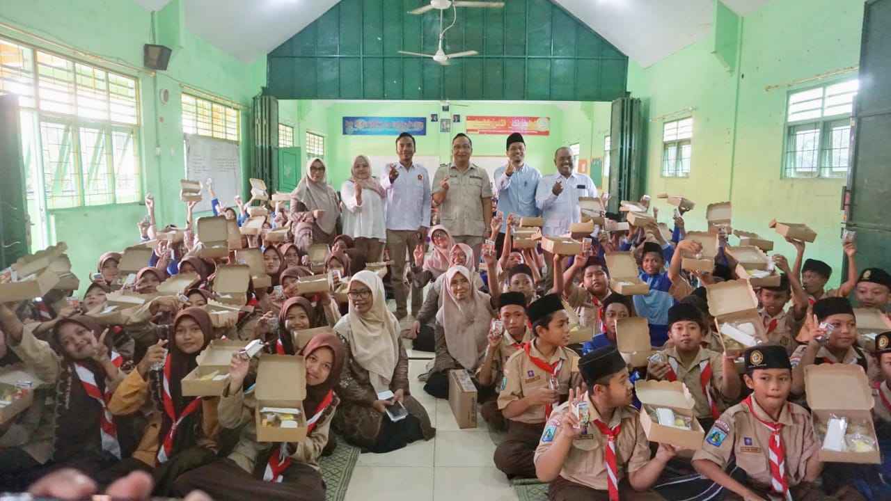 Ketua DPC Gerindra Gresik Asluchul Alif, saat melakukan sosialisasi MBG ke siswa MTs Al Muniroh Kecamatan Ujung Pangkah.