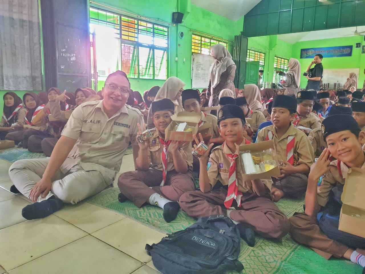 Ketua DPC Gerindra Gresik Asluchul Alif, saat melakukan sosialisasi MBG ke siswa MTs Al Muniroh Kecamatan Ujung Pangkah.
