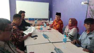 Kadispendik Gresik D. S Hariyanto (berkopyah) saat melakukan rapat menyikapi kasus penahanan ijazah