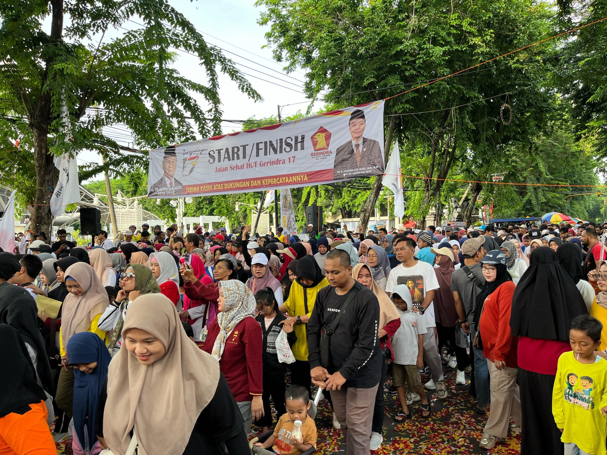 Jalan Sehat yang diadakan DPC Partai Gerindra Gresik dalam rangka Hari Ulang Tahun (HUT) ke-17 Partai Gerindra di gedung Wahana Ekspresi Poesponegoro (WEP), Jalan Jaksa Agung Suprapto Gresik, Minggu (9/2/2025) pagi.
