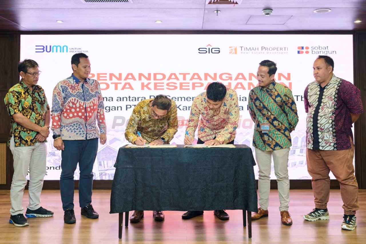 SVP of Business Innovation SIG, Andi Krishna Arinaldi (ketiga kiri) dan Direktur Utama TKPP, Abdul Kamaroes menandatangani Nota Kesepahaman kerja sama penyediaan solusi bahan bangunan dan jasa konstruksi di Kantor Pusat SIG, Jakarta, Selasa (4/2/2025)