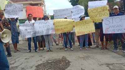 ratusan warga Pantura, khususnya masyarakat Desa Dalegan, Kecamatan Panceng, Kabupaten Gresik, Jawa Timur, akhirnya melakukan Unjuk Rasa Damai, Senin (10/2/2025).