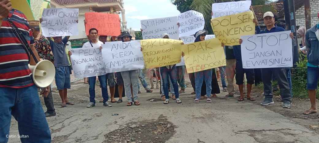 ratusan warga Pantura, khususnya masyarakat Desa Dalegan, Kecamatan Panceng, Kabupaten Gresik, Jawa Timur, akhirnya melakukan Unjuk Rasa Damai, Senin (10/2/2025).