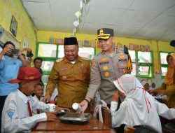 Kapolres Gresik dan Bupati Gresik Bagikan Makan Bergizi Gratis di SDN-71 Cerme
