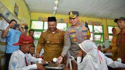 kegiatan pembagian Makan Bergizi Gratis (MBG) di SDN-71 Gresik, Dusun Mando, Desa Pandu, Kecamatan Cerme, Kabupaten Gresik, pada Senin (10/02/2025).