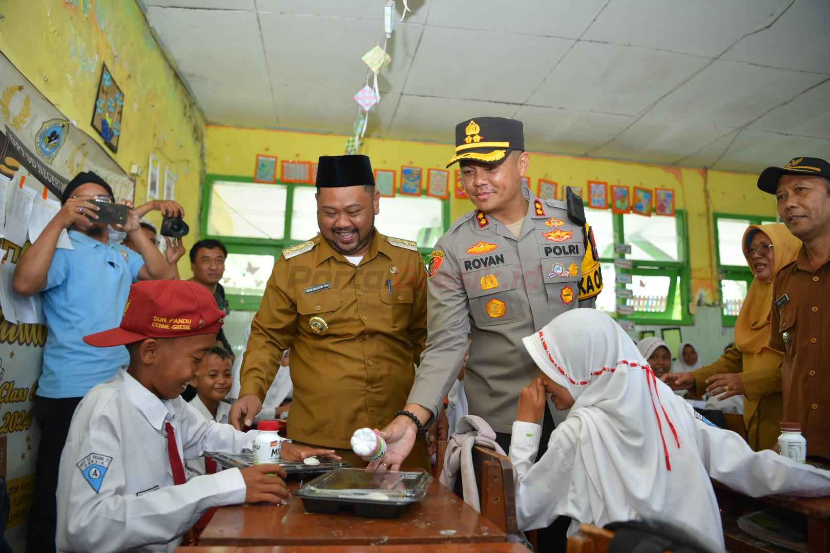 kegiatan pembagian Makan Bergizi Gratis (MBG) di SDN-71 Gresik, Dusun Mando, Desa Pandu, Kecamatan Cerme, Kabupaten Gresik, pada Senin (10/02/2025).