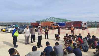 Satlantas Polres Gresik Gelar Edukasi Keselamatan Berkendara bagi Pengemudi Truk PT. KAS Manyar dalam Operasi Keselamatan Semeru 2025