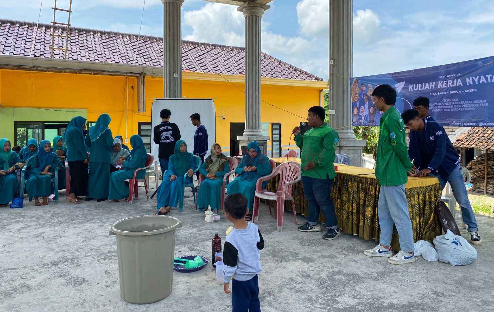 Pembuatan Pupuk Organik Cair (POC) sebagai salah satu program kerja Kuliah Kerja Nyata (KKN) Universitas Muhammadiyah Gresik Kelompok 1