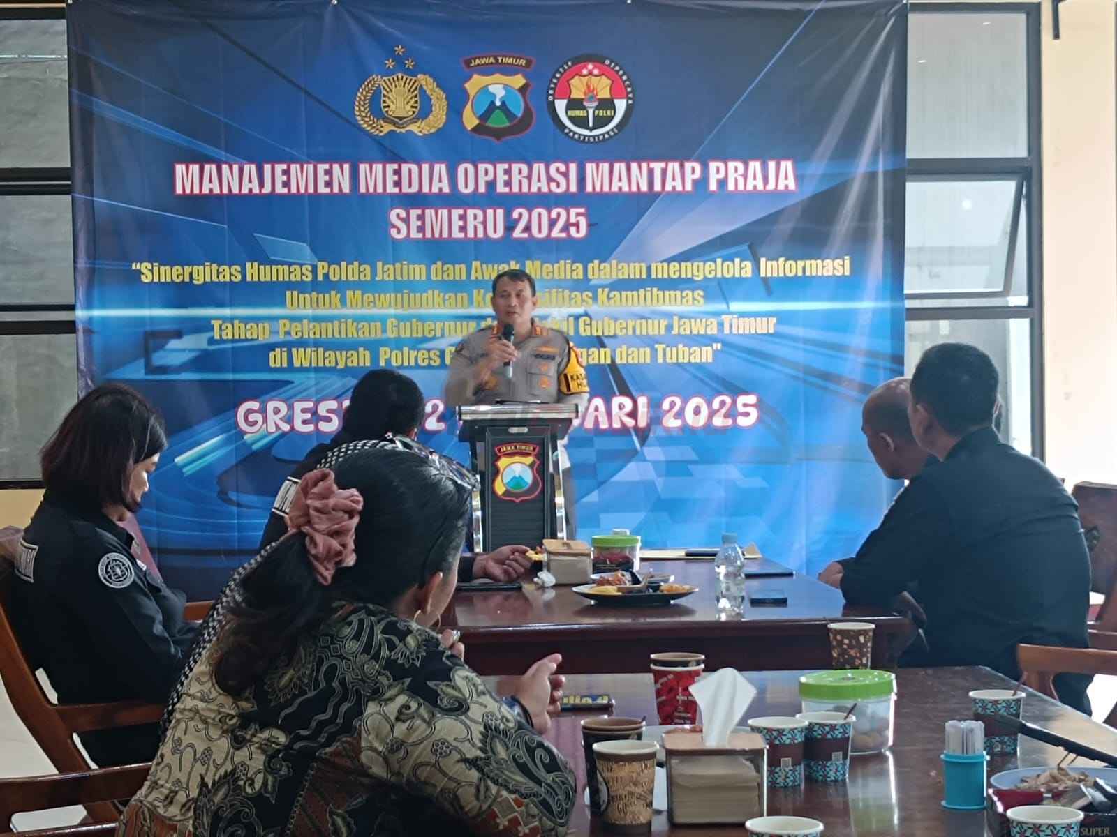 kegiatan Manajemen Media Operasi Mantap Praja Semeru 2025 di Rumah Makan Pak Elan 2, Gresik, pada Rabu (12/2/2025).