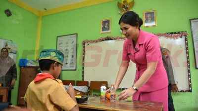 Makan Bergizi Gratis di Madrasah Ibtidaiyah (MI) Ma’arif Al-Hasani, Kecamatan Kebomas, Kabupaten Gresik, pada Rabu (12/1/2025).