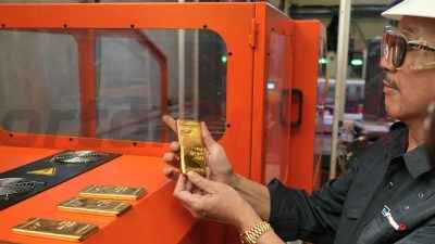 PT Freeport Indonesia (PTFI) menjadi perusahaan tambang tembaga terintegrasi hulu hilir pertama yang memurnikan lumpur anoda menjadi emas batangan murni. Hal tersebut ditandai dengan pengiriman perdana emas batangan dari fasilitas Precious Metal Refinery (PMR) Smelter PTFI ke PT Aneka Tambang Tbk (ANTAM), Rabu (12/2).