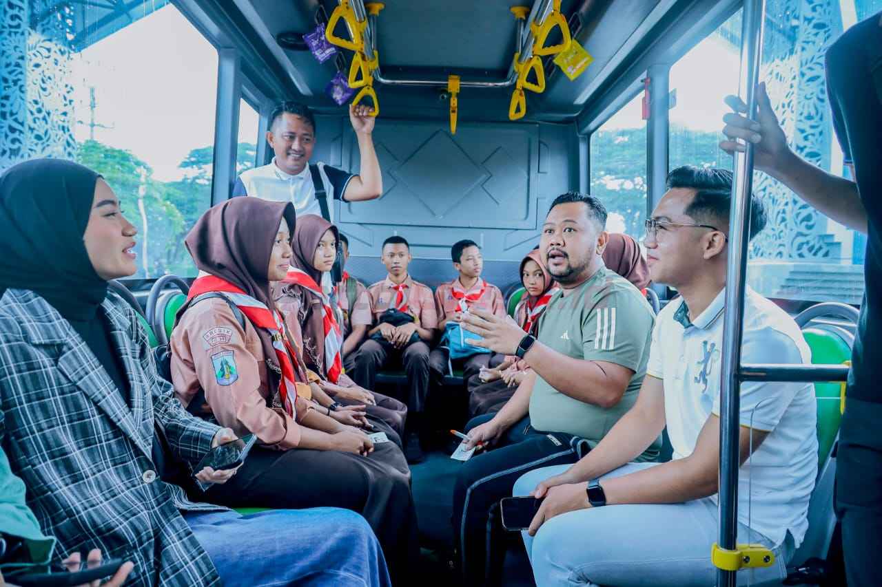 Bupati Gresik Fandi Akhmad Yani Bersama belasan siswa dari SMPN 22 dan SMPN 9 Gresik saat naik bus trans jatim menuju komplek Islamic Center Balongpanggang, Jumat (14/02/2025).
