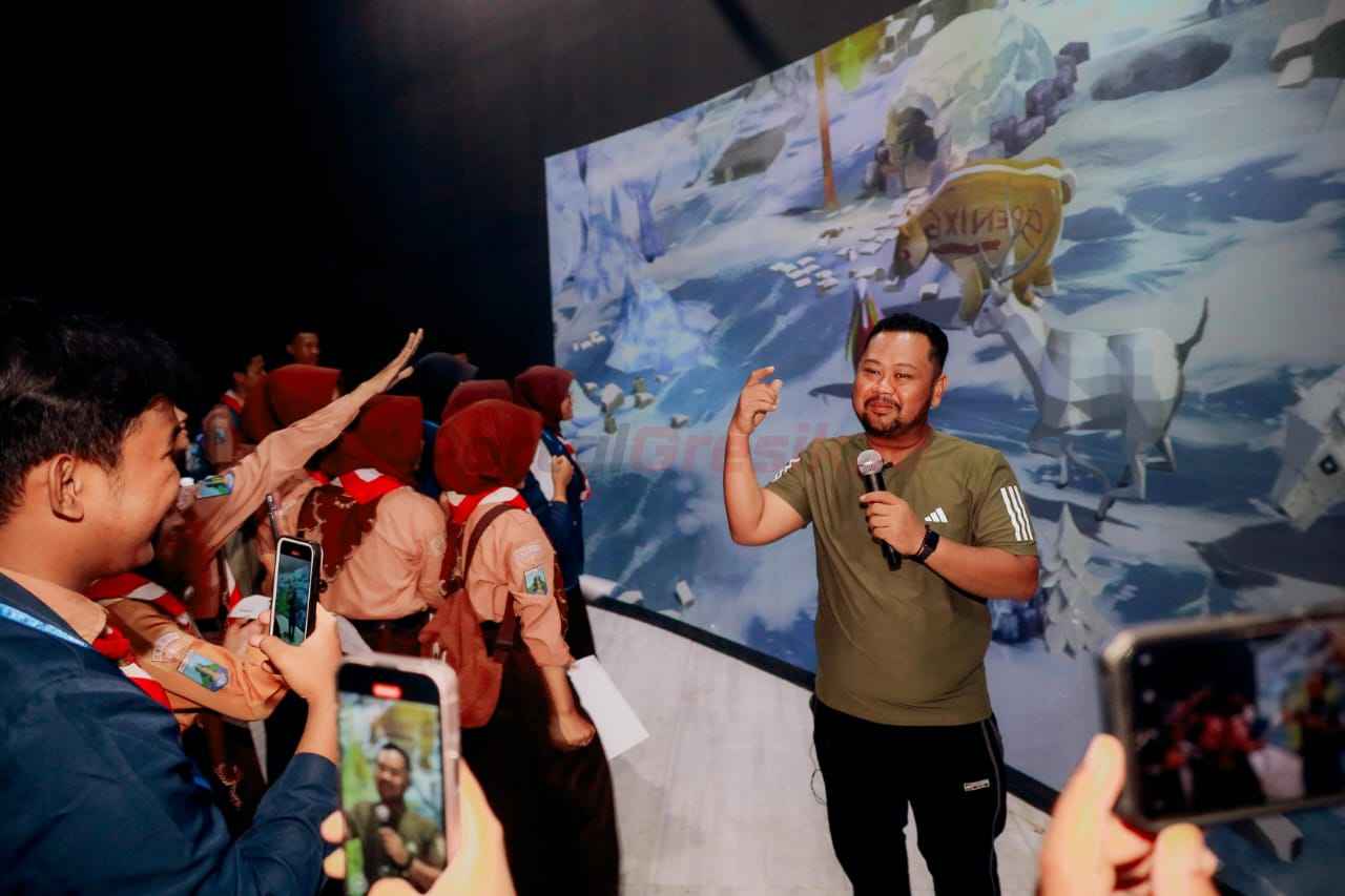 Bupati Gresik Fandi Ahmad Yani saat memperkenalkan salah satu fasilitas konten digital di Gresik Universal Sains di Kawasan Komplek Islmaic Center Balongpanggang, Jumat (14/02/2025)