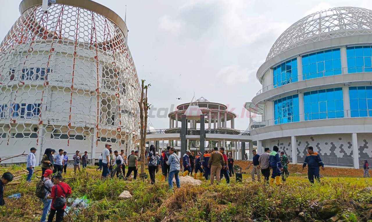 Rombongan Pemkab Gresik saat melakukan penanaman pohon pule di Kawasan Komplek Islmaic Center Balongpanggang, Jumat (14/02/2025)