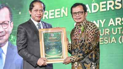 Direktur Utama SIG, Donny Arsal (kanan) menerima penghargaan Green Leadership Utama yang diserahkan oleh Menteri Lingkungan Hidup, Hanif Faisol Nurofiq di Sasono Langen Budoyo, Taman Mini Indonesia Indah, Jakarta, pada Senin (24/2/2025).