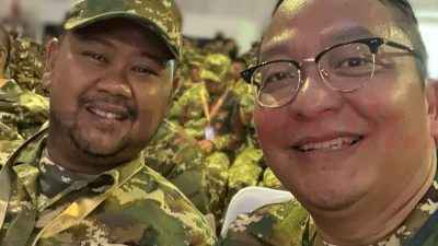 Fandi Akhmad Yani, dan Wakil Bupati (Wabup) Gresik, dr. Asluchul Alif, saat mengikuti retret atau pembekalan di Akademi Militer (Akmil), Magelang, Jawa Tengah.