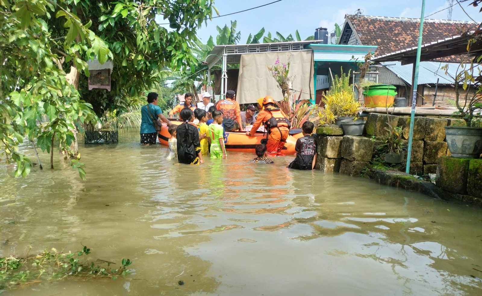 BPBD Gresik saat melakukan evakuasi warga Desa Bungah yang terdampak banjir luapan Bengawan Solo, Jumat (28/02/2025)