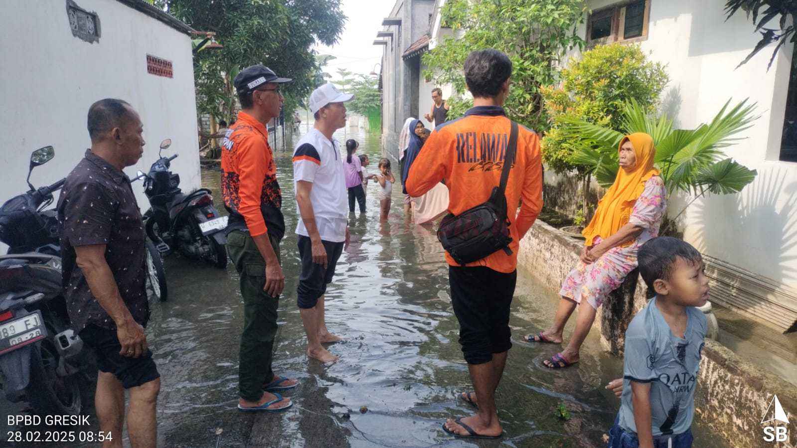 BPBD Gresik saat melakukan evakuasi warga Desa Bungah yang terdampak banjir luapan Bengawan Solo, Jumat (28/02/2025)