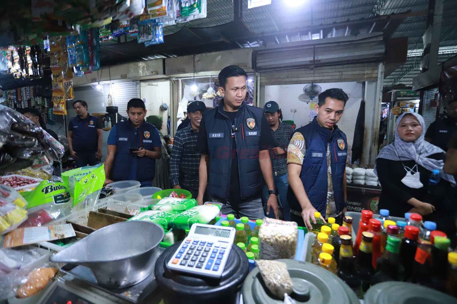 Polres Gresik bersama Dinas Koperasi, Perindustrian, dan Perdagangan (Diskoperindag) Kabupaten Gresik menggelar inspeksi mendadak (sidak) di Pasar Baru Gresik dan Swalayan Sarikat Jaya, Jumat (28/02/2025).