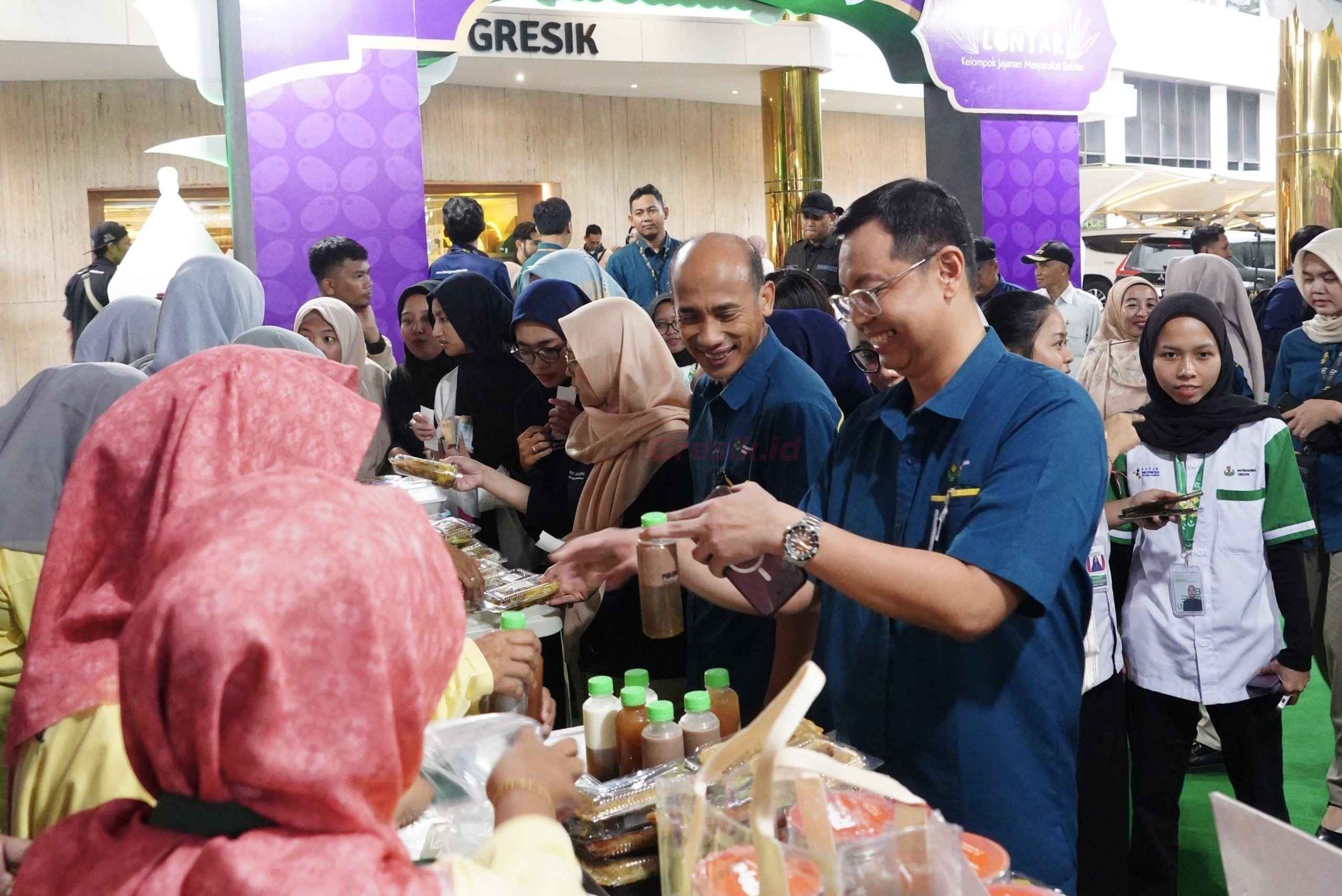 DKU PG, Robby Setiabudi Madjid saat mengunjungi Bazar Takjil & Jajanan Tradisional “LONTAR” di Gresik